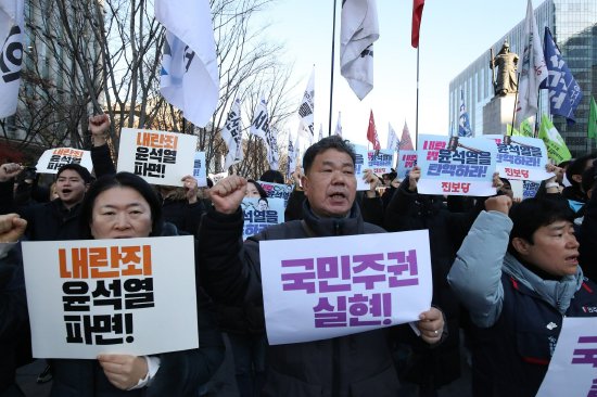 韩国戒严追踪：在野党提交弹劾尹锡悦动议 国防部长官致歉并提交辞呈  第1张